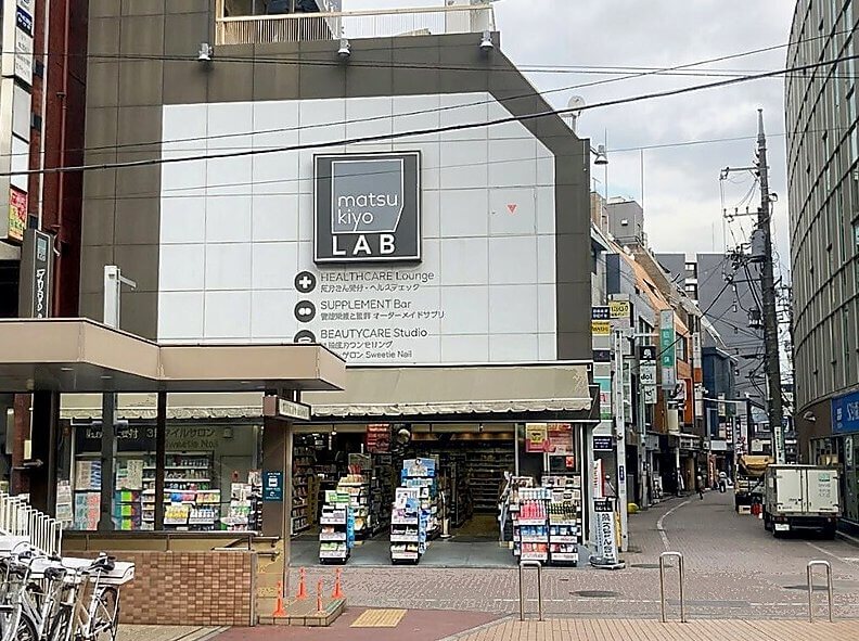 ③東口を出る
